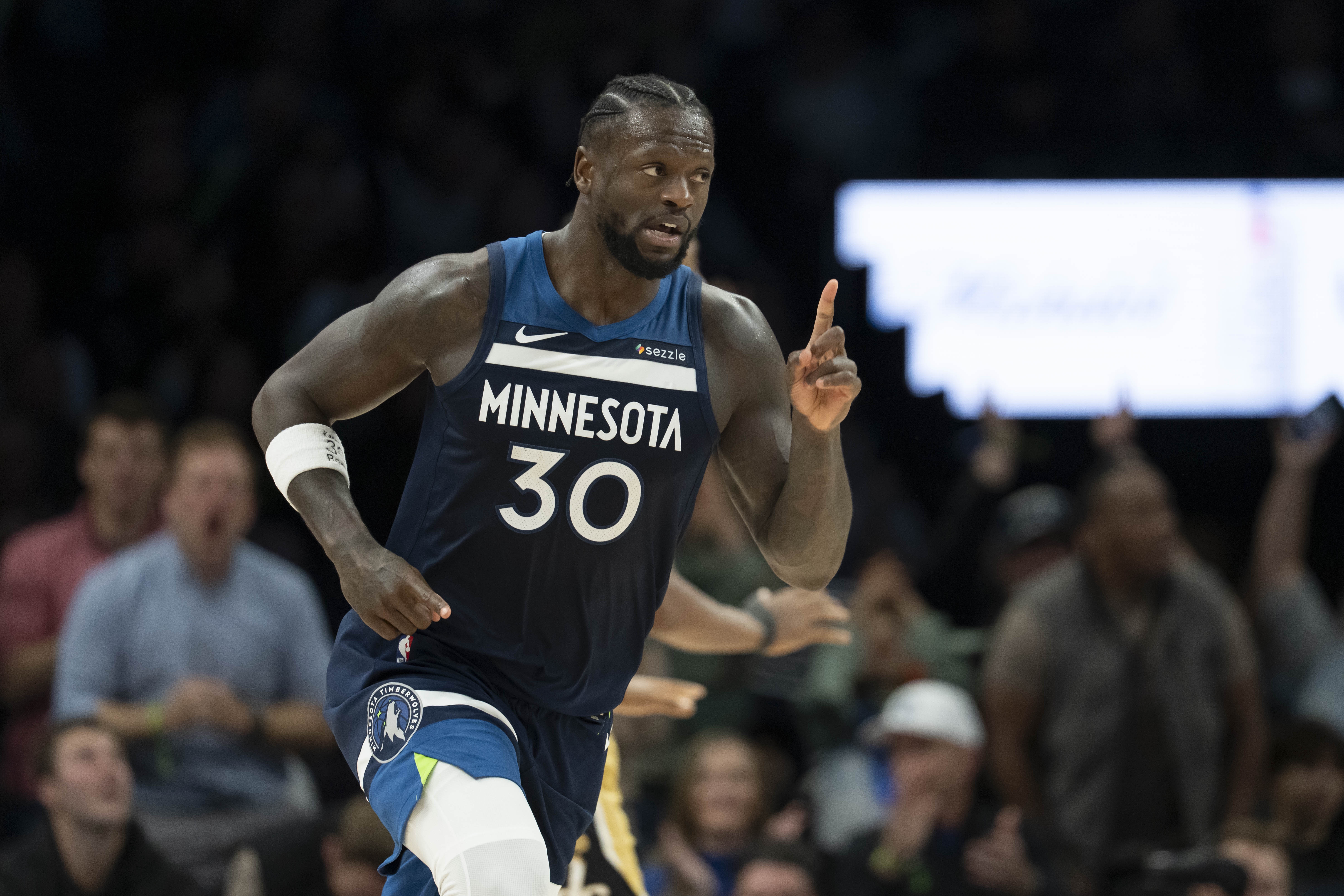 在线入口-完全不设防！兰德尔一个转身到内线轻松扣进 森林狼领先雄鹿31分