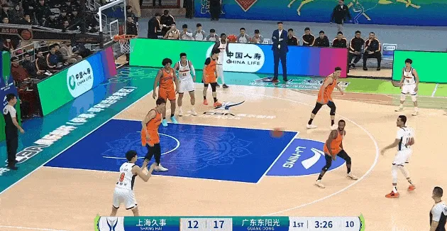 黄明依接球长两分投进，王洪泽持球强攻洛夫顿上篮打进