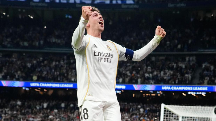 官方网站-“地球上最被低估的球员”完成史诗之夜！22分钟帽子戏法打爆曼城|巴尔韦德|皇马|阿韦洛亚|阿诺德|卡洛斯-巴尔韦德_新浪体育_新浪新闻